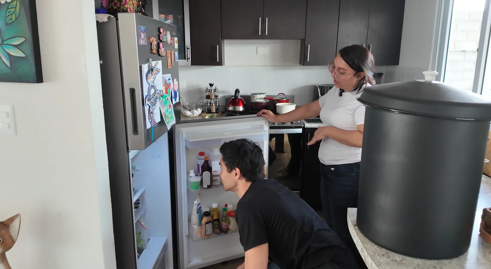 El equipo revisando alimentos durante una visita presencial