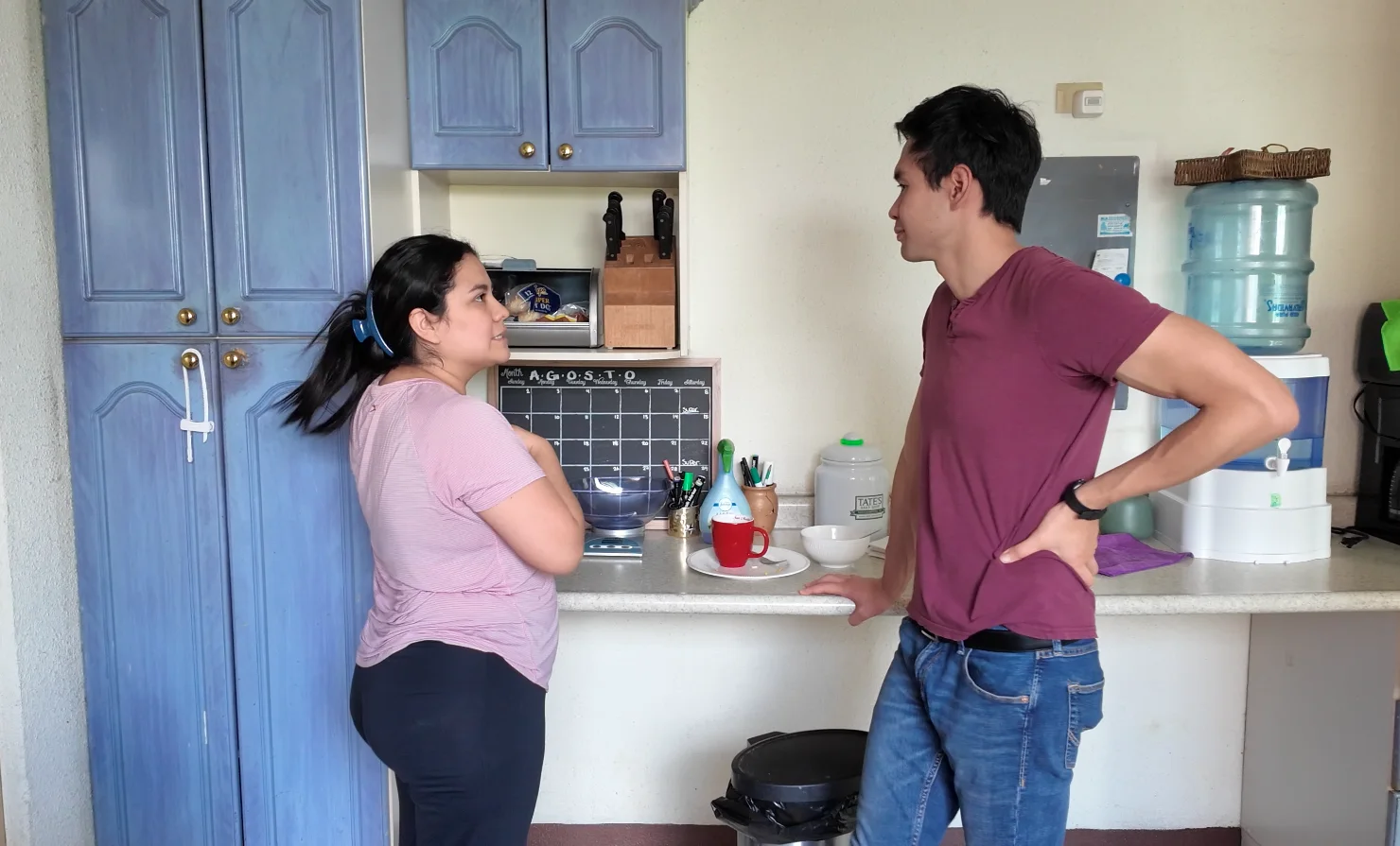 Conversación en una cocina durante una visita presencial