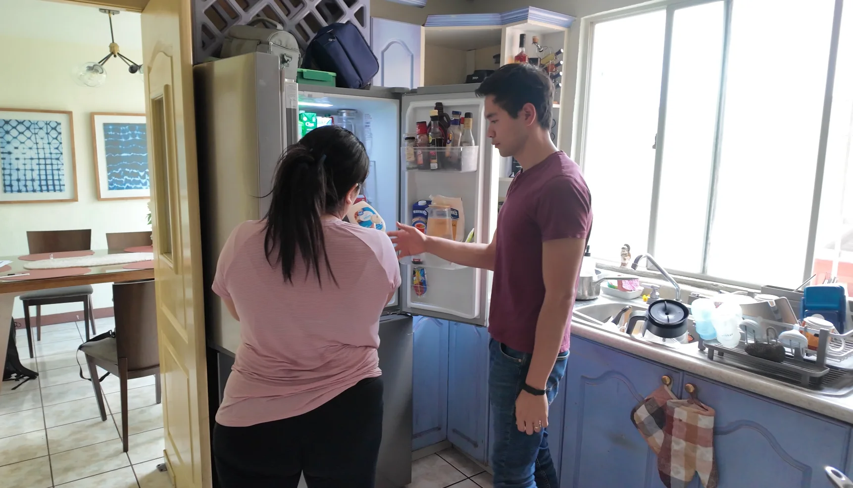 El equipo conversando sobre alimentos frente a un refrigerador
